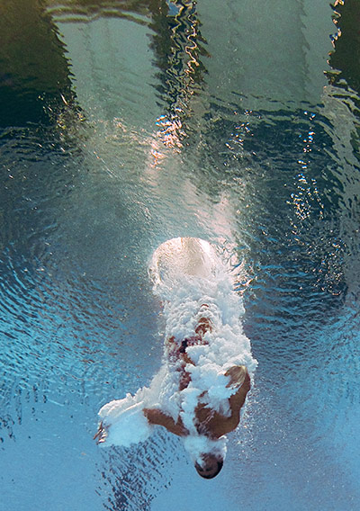 Tom-Daley-enters-the-pool-002.jpg