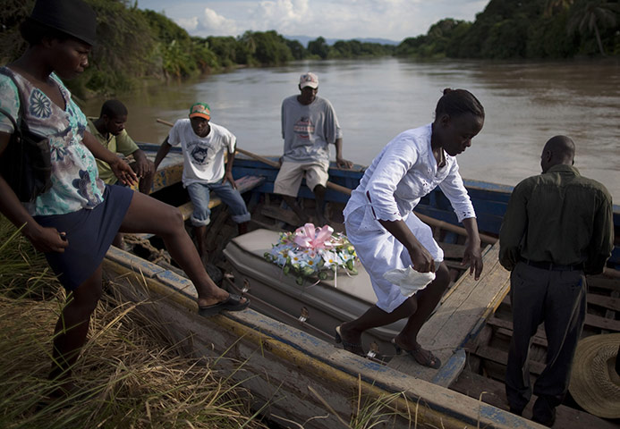 Cholera in Haiti: People transport the coffin of a relative who died of cholera 