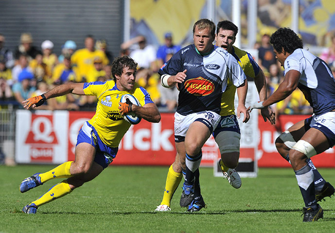 Heineken Preview Gallery: Clermont's Australian fly-half Brock James runs with the ball