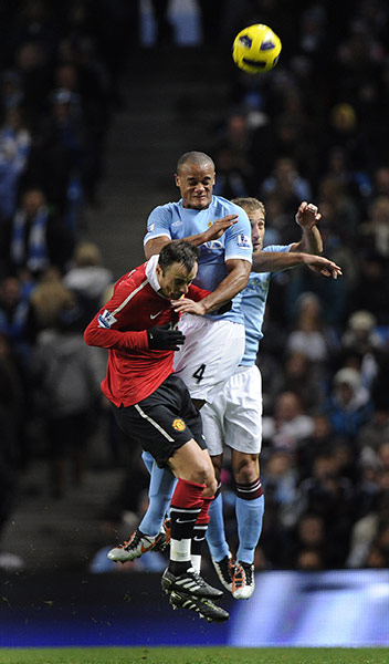 Man City v Man Utd: Berbatov finds himself out-numbered by Kompany and Zabaleta 