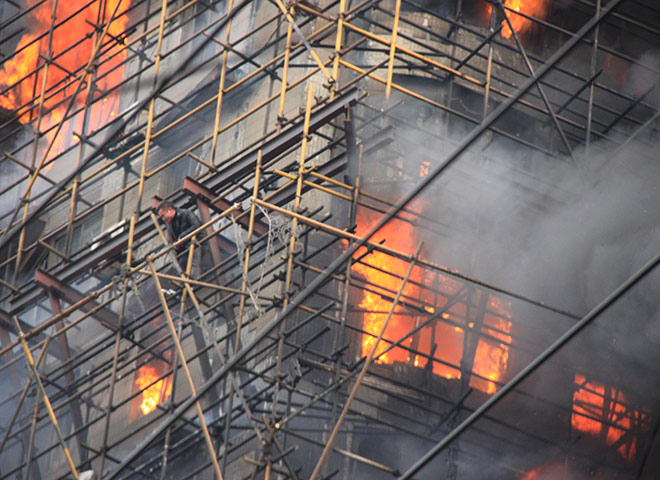 Fire-at-a-high-rise-apart-005.jpg