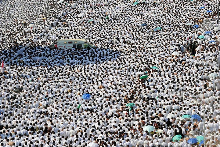 Hajj, Saudi Araba: Ambulance is parked as thousands of Muslim pilgrims pray
