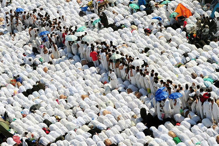 Hajj, Saudi Araba: Muslim pilgrims pray near the Namira Mosque