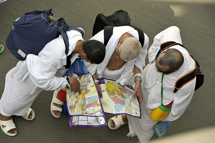 Hajj, Saudi Araba: Muslim pilgrims look at a map
