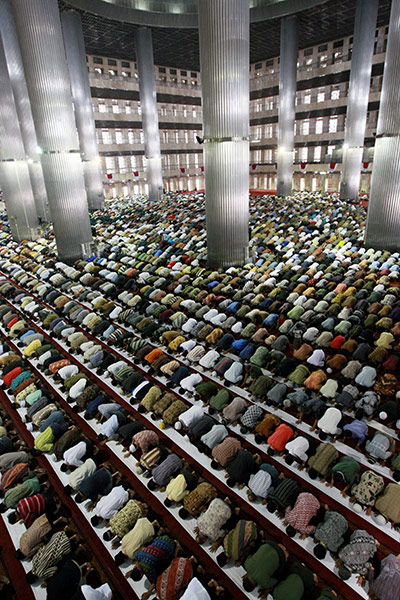 Indonesian-men-during-Fri-008.jpg