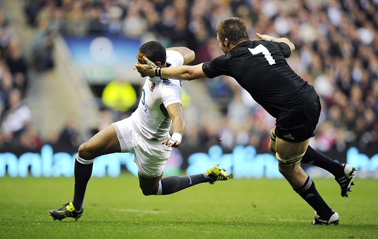 England v All Blacks: A rather unorthodox challenge on Delon Armitage by Richie McCaw