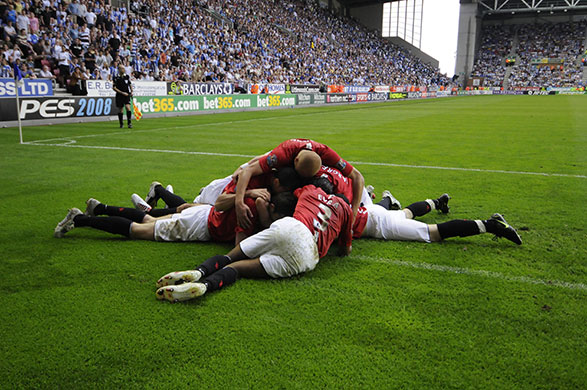 Alex Ferguson: United players celebrate after Giggs scores at Wigan