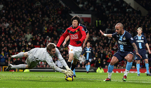Wednesday football: West Ham's Robert Green pounces on the ball ahead of United's Ji-Sung Park 