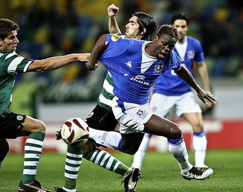 Europa League: Paulo Mendes & Daniel Carrico, left, tussle with Everton's Louis Saha