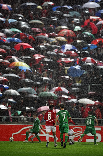 Europa League: The crowd watch the Hapoel Tel Aviv and Rubin Kazan in the rain