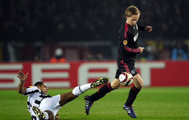 Europa League: Juventus' Felipe Melo misses the ball and Ajax striker Siem De Jong 