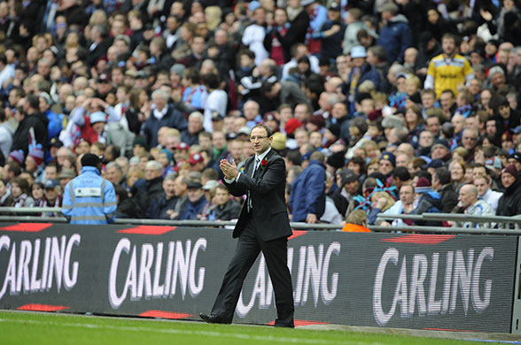 Carling Cup Final: Villa manager Martin O'Neill applaudes his players
