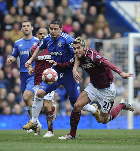 Chelsea v West Ham: Frank Lampard battles with Valon Behrami