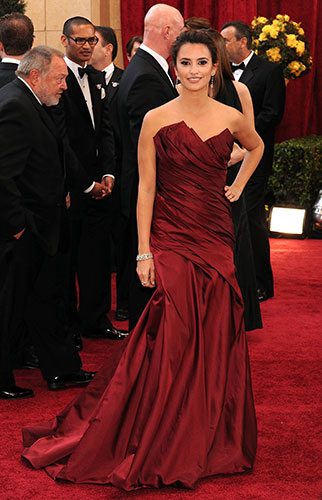 oscar red carpet dresses: penelope cruz
