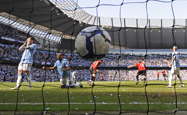 City v United: City defence dejection at Scholes' goal