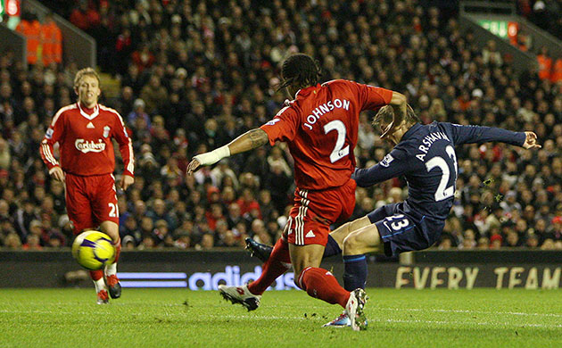 Title race gallery: Arshavin scores for Arsenal to beat Liverpool