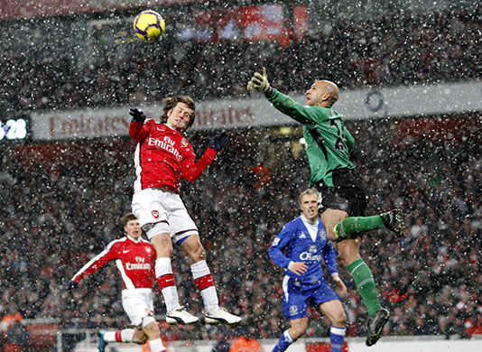 Title race gallery: Rosicky goes up for a header