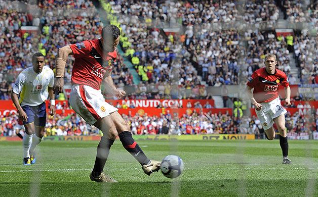 Title race gallery: Ryan Giggs scores the 1st of his two penalties against Tottenham