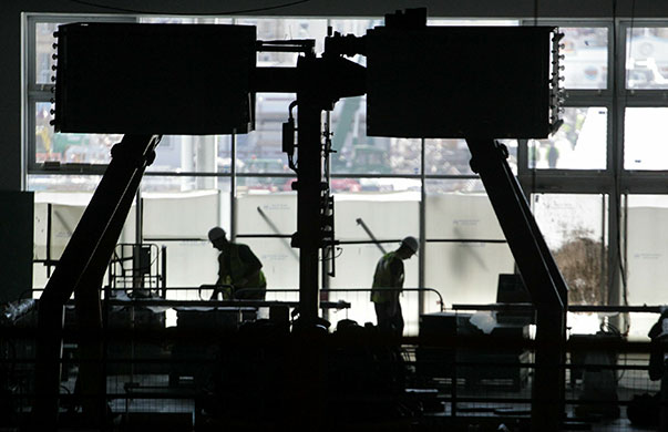 Grand Pier: Construction workers finish work to a ride