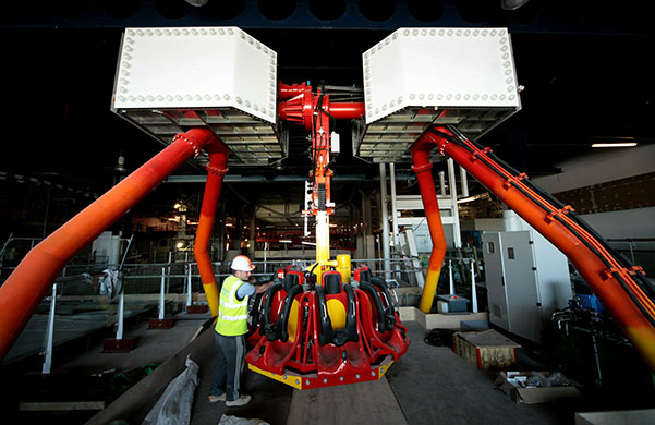 Grand Pier: Construction workers finish work to a ride