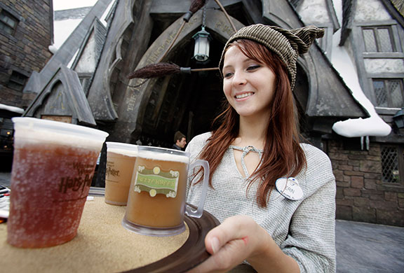 Harry Potter Orlando: Butterbeer serve at Wizarding World of Harry Potter, Orlando