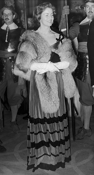Duchess of Devonshire: 7th September 1954: Duchess of Devonshire, at a banquet 