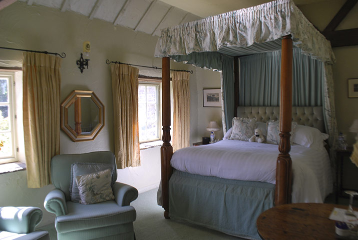 Christmas cottages: Bedroom at The Barn, Derbyshire