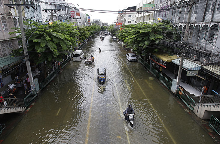 Bangkok floods force residents to flee homes