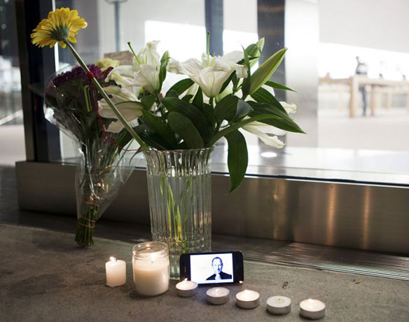 steve jobs dies: Flowers, candles and an iPhone