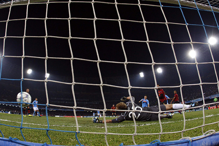 Tuesday Champions League: Napoli's Cavani scores his second goal against Manchester City 