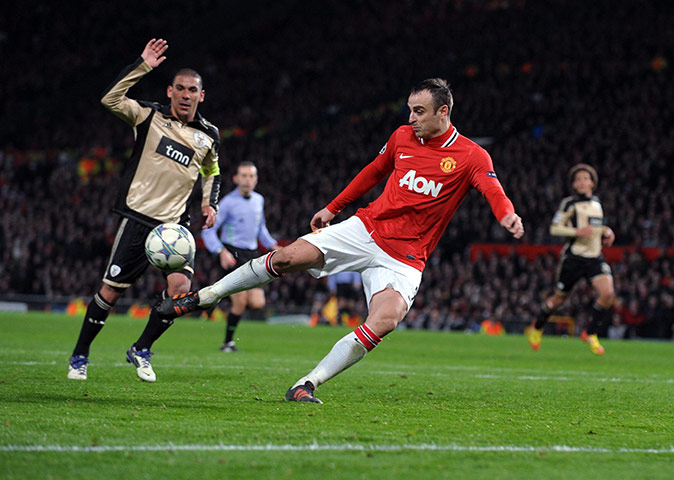 Tuesday Champions League: Dimitar Berbatov volleys the ball against Benfica