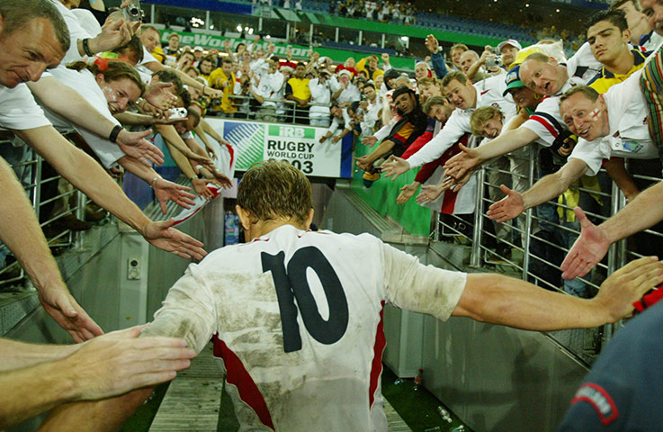 Jonny Wilkinson Retires: England fans congratulate Jonny Wilkinson after the lap of honour