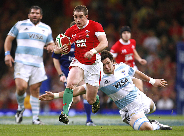 Shane Williams' top trys: Wales' Shane Williams goes on to score a try against Argentina in 2009