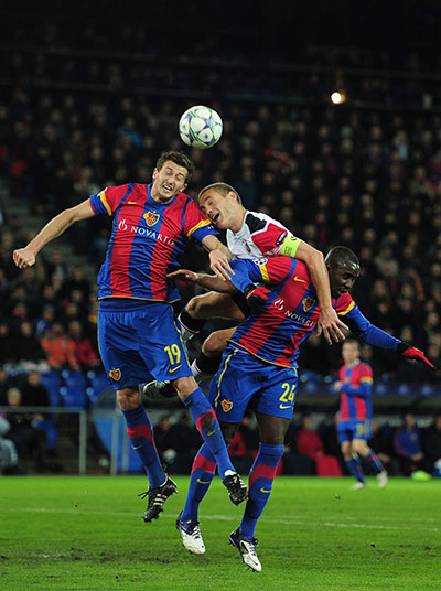 Wed Champ League: Nemanja Vidic goes up for a header with David Abraham and Cabral