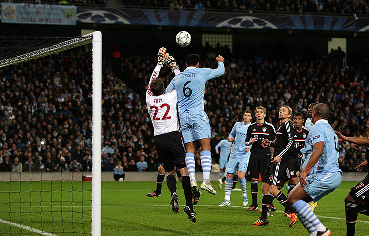 Wed Champ League: Joleon Lescott clumsly impedes the Bayern keeper Hans-Jorg Butt 