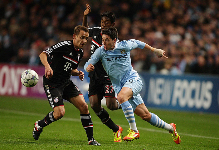 Wed Champ League: Samir Nasri tries to get past Bayern Munich's David Alaba and Rafinha 