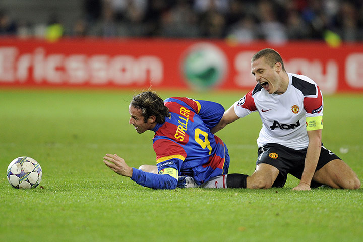 Champions League Wed: Nemanja Vidic injures himself in a challenge with Marco Streller 
