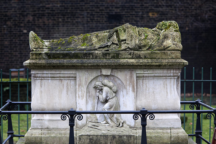 Bunhill fields cemetery: John Bunyan's tomb in Bunhill Fields