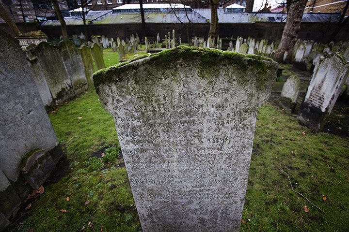 Bunhill fields cemetery: Graves and gravestones in Bunhill Fields cemetery