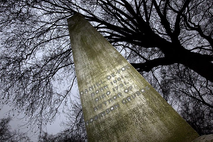Bunhill fields cemetery: Monument to Daniel Defoe (1660-1731), author of Robinson Crusoe 