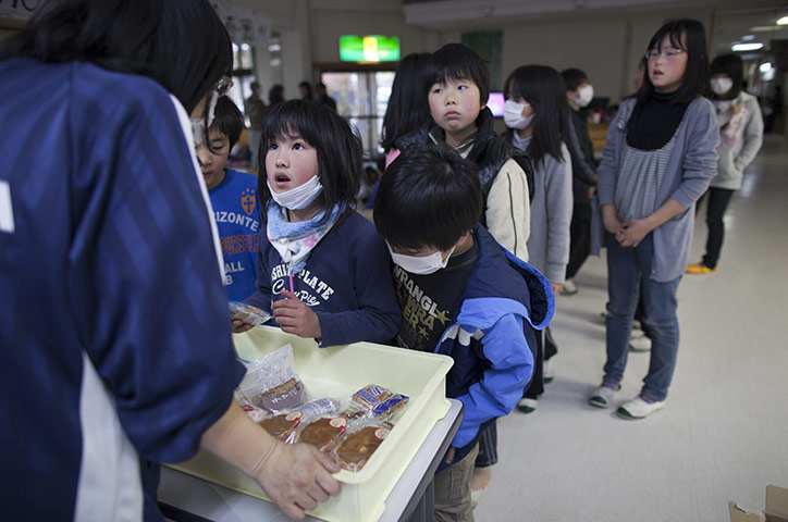 Japanese-children-line-up-018.jpg