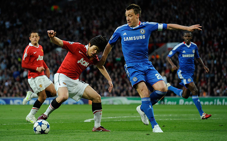 Man Utd v Chelsea: Park Ji Sung and John Terry battle for the ball in the Chelsea penalty area