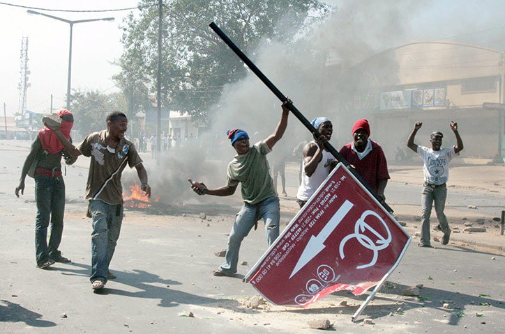 Africa Unrest: Rioters throw stones in Maputo, Mozambique