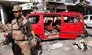 Pakistan-bomb-kills-70-006.jpg