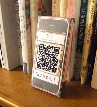 QR-3D: Isabelle Texier's QR code et iPhone en carton pour Hatim