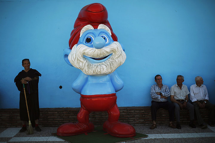 Juzcar: Blue Town: A man dressed up as Gargamel stands near a smurf
