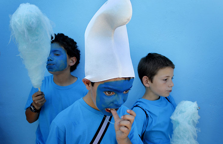 Juzcar: Blue Town: Children eat candy floss while dressed up like smurfs 