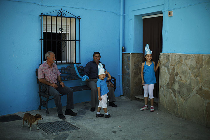 Juzcar: Blue Town: Children dressed up as smurfs