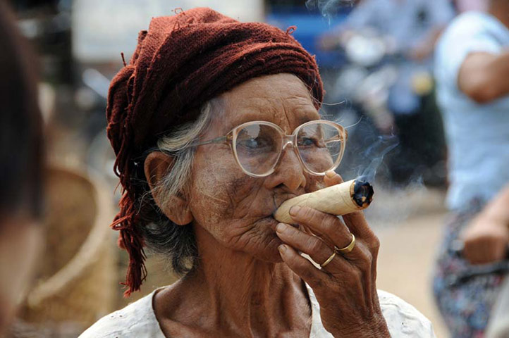 Burma gallery: Corn leaf cigar, Bagan