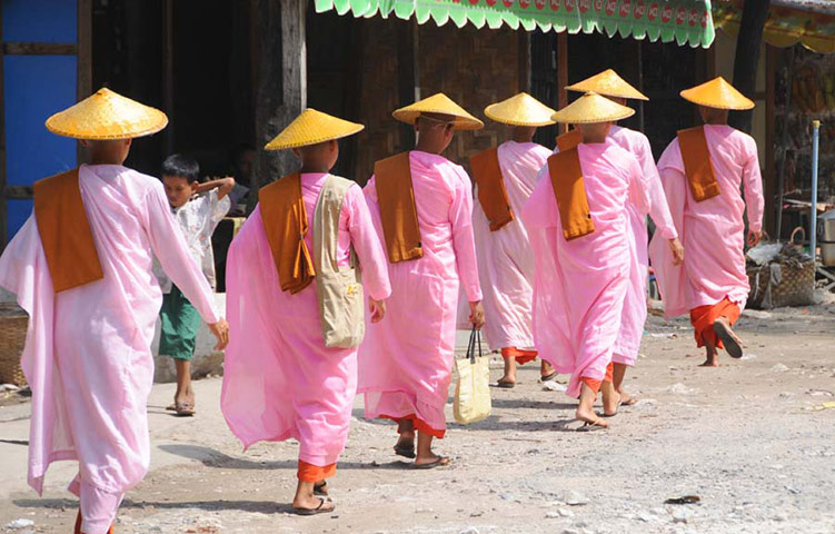 Burma gallery: Nuns gathering their morning meal 